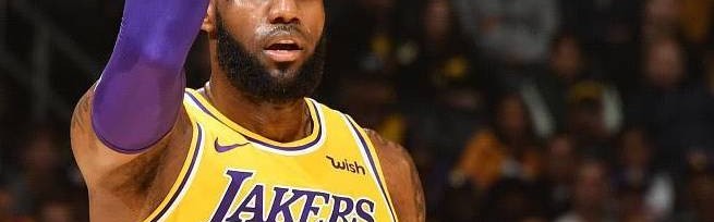  詹姆斯复出砍下30分率队逆转  