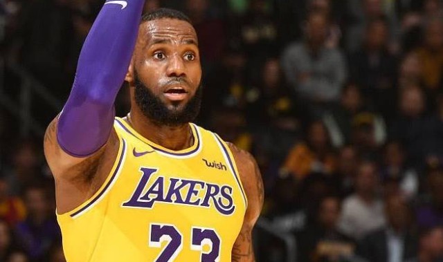  詹姆斯复出砍下30分率队逆转  