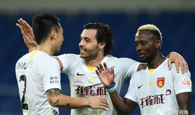  霍芬海姆锋线双星联手轰入四球  