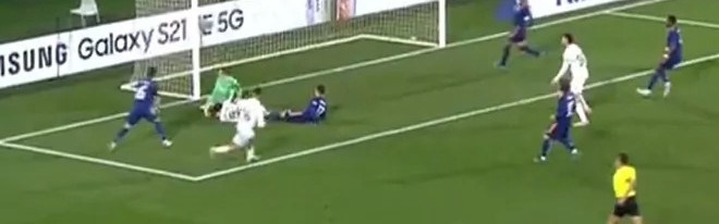  拜仁多特巅峰对决主裁争议判罚引争议  