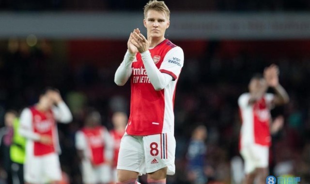  阿森纳防线失误造致命失球  