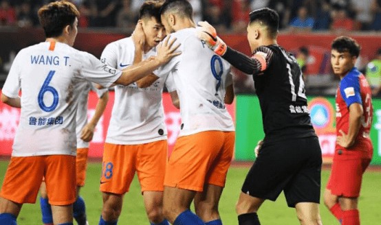  曼联争议红牌引热议，B费染红离场球队惨遭绝杀  