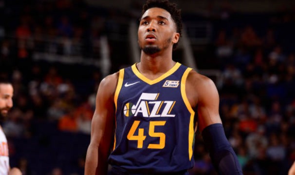  布克40分对飙米切尔，太阳关键战险胜骑士  