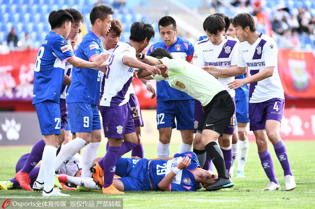  都灵德比爆发大规模冲突 警方介入调查暴力事件  